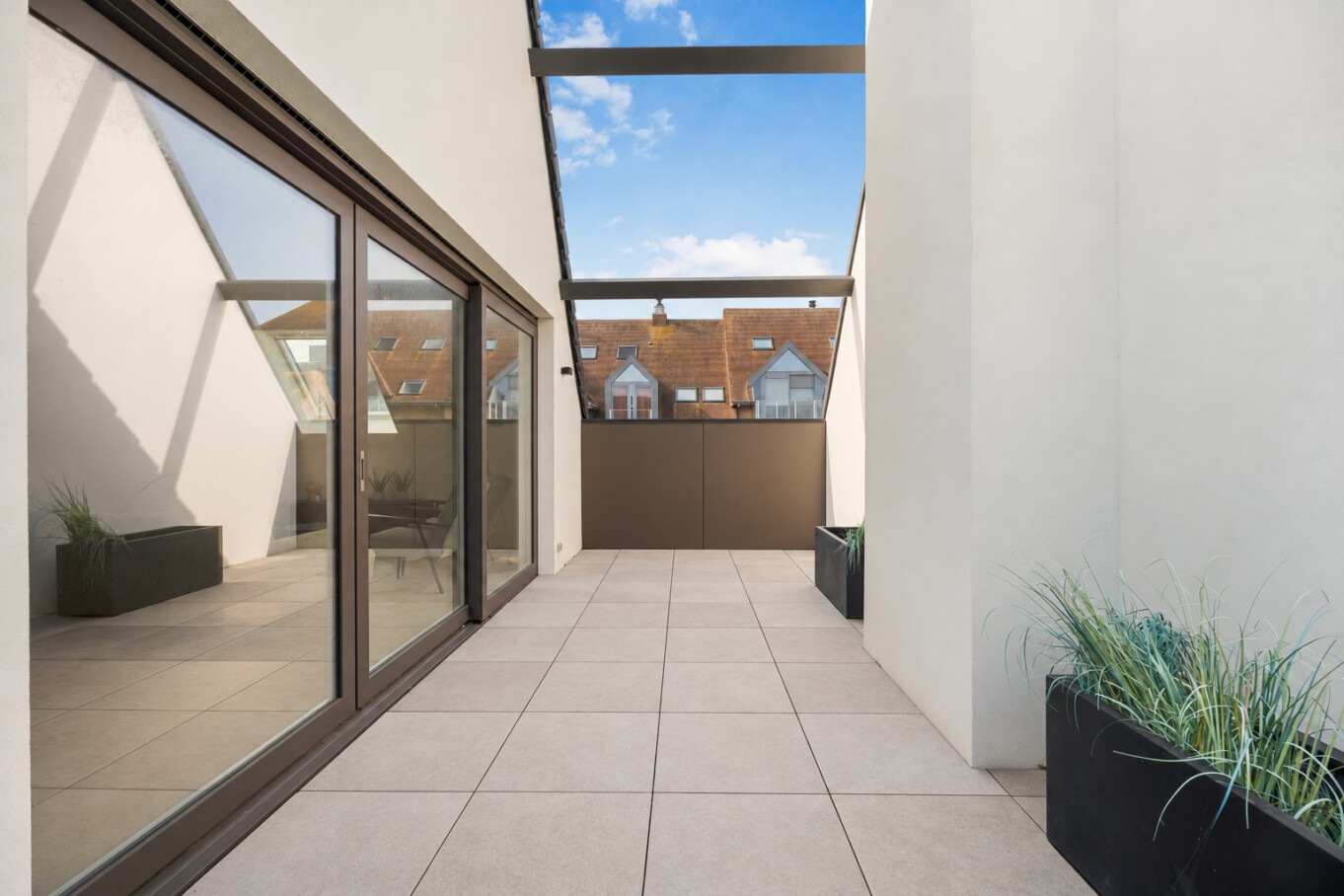 Moderne terrasgang met siergrassen