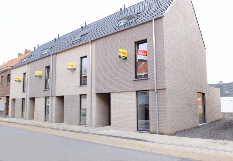 Project van 4 eigentijdse woningen en 15 garages in Heule
